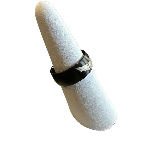 NWOT Size 11 1/2 Titanium band with etched skull and bat wings - Picture 2 of 5